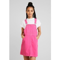 Monki DARIA DRESS ONLINE UNIQUE Sukienka jeansowa hot pink MOQ21C047