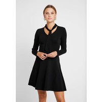 Dorothy Perkins PUSSYBOW FIT AND FLARE Sukienka z dżerseju black DP521C24H