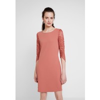 Vero Moda VMCLARA 3/4 SHORT DRESS Sukienka etui brick dust VE121C1UY