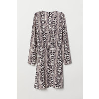 H&M Sukienka z szyfonowej krepy 0769400003 Brązowoszary/Wężowy wzór