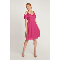 Quiosque Różowa sukienka z falbankami i odkrytymi ramionami 4IP012544