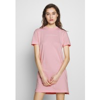 Calvin Klein Jeans INSTITUTIONAL DRESS Sukienka z dżerseju keepsake pink C1821C05A
