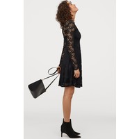 H&M Koronkowa sukienka w serek 0877109001 Czarny