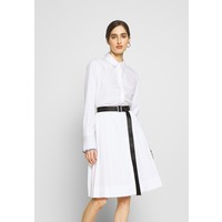 KARL LAGERFELD SHIRT DRESS LOGO BELT Sukienka koszulowa white K4821C022