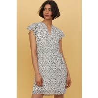H&M Sukienka z dekoltem w serek 0618287005 Biały/Czarne kwiaty
