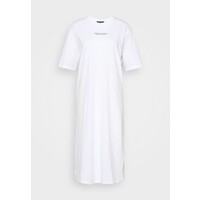 Armani Exchange Sukienka z dżerseju optic white ARC21C025