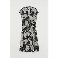 H&M Satynowa sukienka z paskiem 0880186001 Czarny/Białe kwiaty