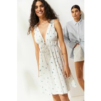 H&M Sukienka z domieszką lnu 1003780001 Biały/Niebieskie kwiaty