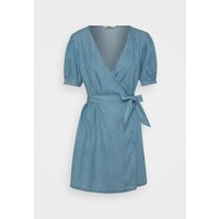 ONLY Petite ONLASTA WRAP DRESS Sukienka jeansowa light blue denim OP421C0A4