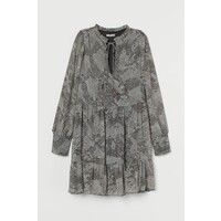 H&M Szeroka szyfonowa sukienka 0825195001 Kremowy/Czarny wzór