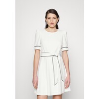 DKNY SHORT PUFF SLEEVE BELTED FIT AND FLARE Sukienka letnia ivory/spring navy DK121C0DS-A11