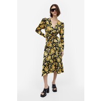 H&M Marszczona sukienka satynowa - 1156793004 Czarny/Żółte kwiaty