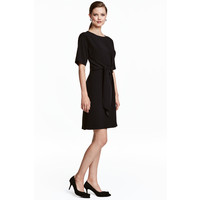 H&M Sukienka z wiązaniem 0455894006 Czarny