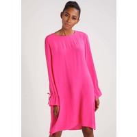 JUST FEMALE MEMPHIS Sukienka letnia pink flampe JU121C01Y