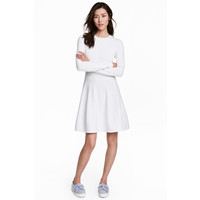 H&M Dzianinowa sukienka 0504328002 Biały