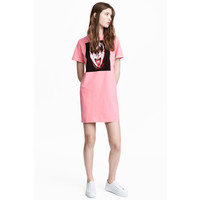 H&M Sukienka T-shirt z motywem 0502160003 Różowy/Kiss