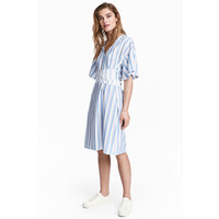 H&M Sukienka z dekoltem w serek 0530232001 Biały/Niebieskie paski