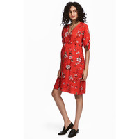 H&M Sukienka z dekoltem w serek 0503201001 Czerwony/Kwiaty