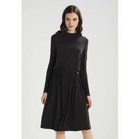 Vero Moda VMMETTI HIGH NECK Sukienka z dżerseju black VE121C16P