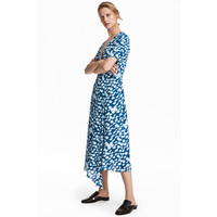 H&M Kopertowa sukienka z jedwabiem 0559506001 Niebieski/Wzór