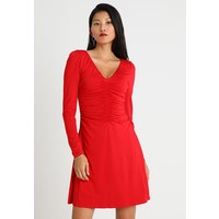 Guess BABETTE Sukienka z dżerseju flammable red GU121C0CR
