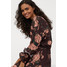H&M Sukienka z krepy z falbaną 0832095001 Ciemnobrązowy/Dzikie róże