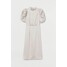 H&M Satynowa sukienka z bufkami 0940453001 Pudroworóżowy