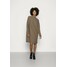 Marc O'Polo DRESS SHORTSLEEVE ROUND-NECK RICE CORN STRUCTURE Sukienka dzianinowa nutshell brown MA321C0Q0