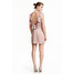 H&M Satynowa sukienka z falbanami 0413684004 Pudroworóżowy