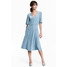 H&M Welurowa sukienka w serek 0524378002 Jasnoniebieski