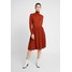 Calvin Klein SUPERFINE FLARE DRESS Sukienka dzianinowa brown 6CA21C01F