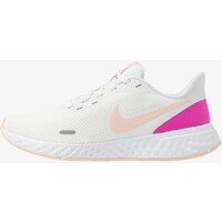 Nike Performance REVOLUTION 5 Obuwie do biegania treningowe summit white/washed coral/fire pink N1241A0VO