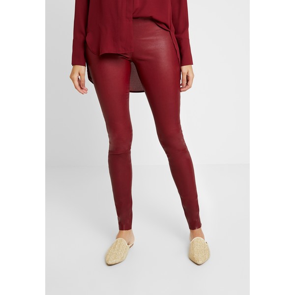 Selected Femme SFSYLVIA STRETCH Spodnie skórzane cabernet SE521A06E
