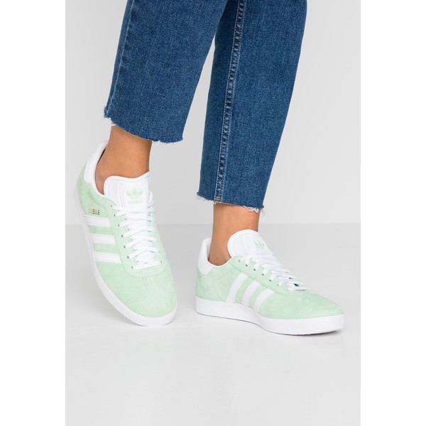 adidas Originals GAZELLE Sneakersy niskie glow green/footwear white/gold metallic AD111A0T3