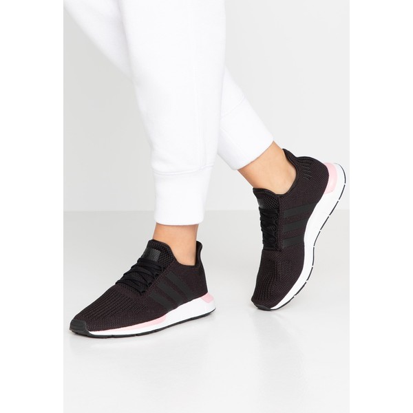 adidas Originals SWIFT RUN Sneakersy niskie core black/true pink AD111A0UB