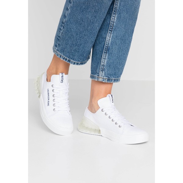 Calvin Klein Jeans MYRTIE Sneakersy niskie white C1811A02W