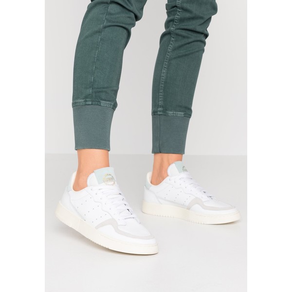 adidas Originals SUPERCOURT Sneakersy niskie footwear white/vapour green/ecru tint AD111A0WN