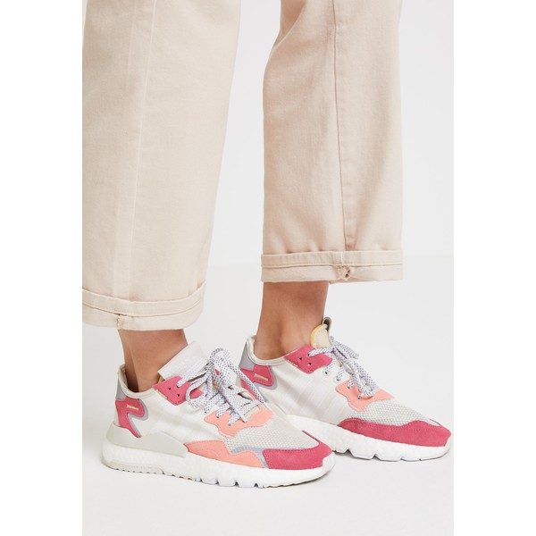 adidas Originals NITE JOGGER Sneakersy niskie raw white/optic white/trace pink AD111A0QE