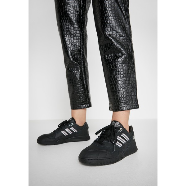 adidas Originals TRAINER Sneakersy niskie core black/soft vision/grey four AD111A0X3