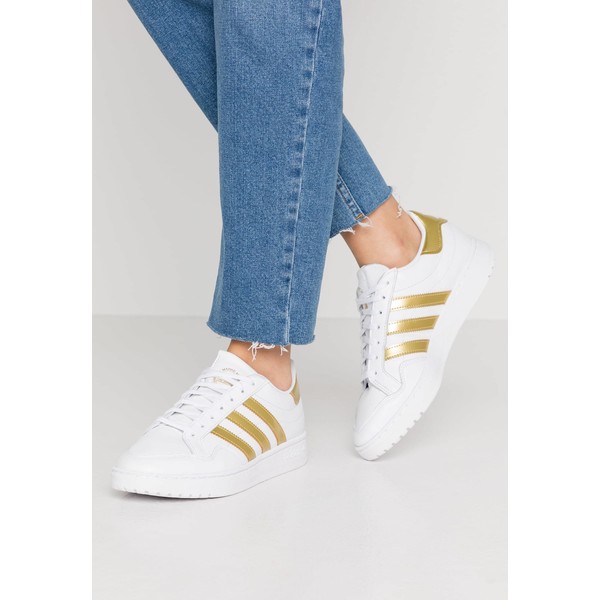 adidas Originals TEAM COURT Sneakersy niskie footwear white/gold metallic AD111A0YD