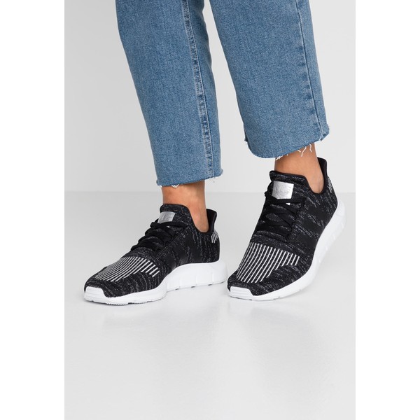 adidas Originals SWIFT RUN Sneakersy niskie core black/silver metallic/footwear white AD111A0WJ
