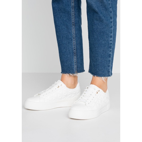 Dorothy Perkins LOLA SKYE LIZZIE LACE UP QUILTED TRAINER Sneakersy niskie white DP511A0H3
