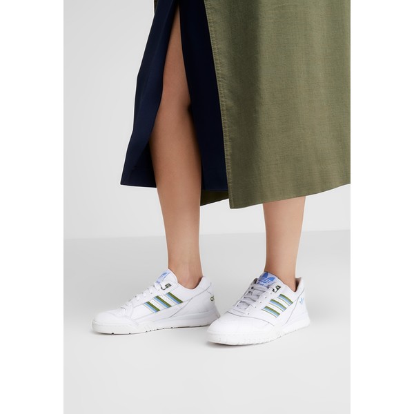 adidas Originals A.R. TRAINER Sneakersy niskie footwear white/tech olive/real blue AD111A0SB