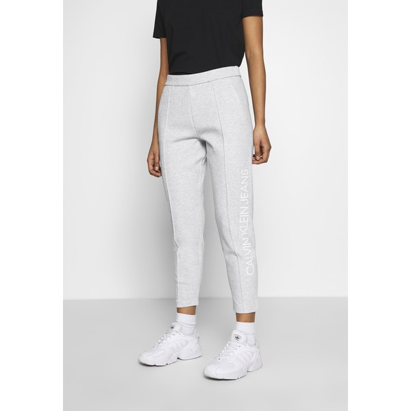 Calvin Klein Jeans INSTITUTIONAL PANT Spodnie treningowe light grey heather C1821A03E