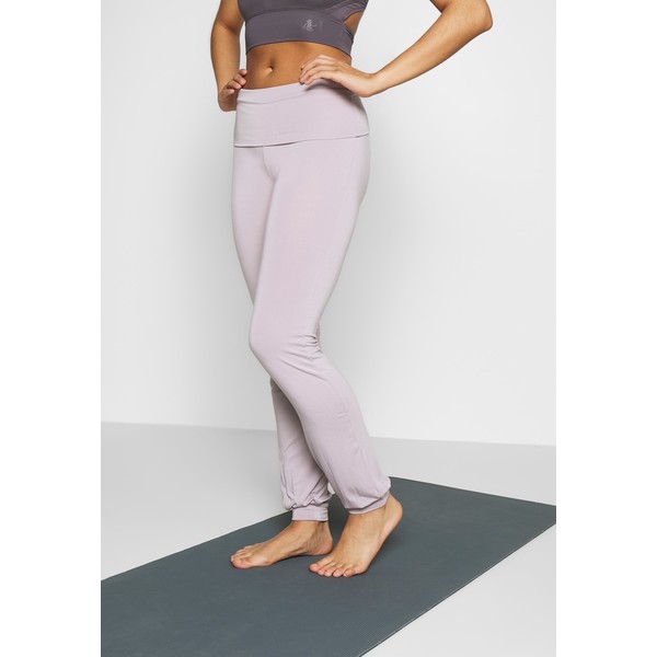 Curare Yogawear LONG PANTS ROLL DOWN Spodnie treningowe puder CY541E014