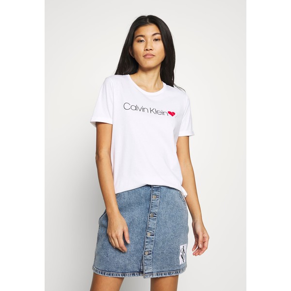 Calvin Klein LOGO HEART T-shirt z nadrukiem bright white 6CA21D01O