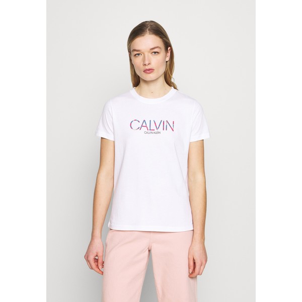 Calvin Klein REGULAR FIT PRINT FILL LOGO TEE T-shirt z nadrukiem white 6CA21D01E