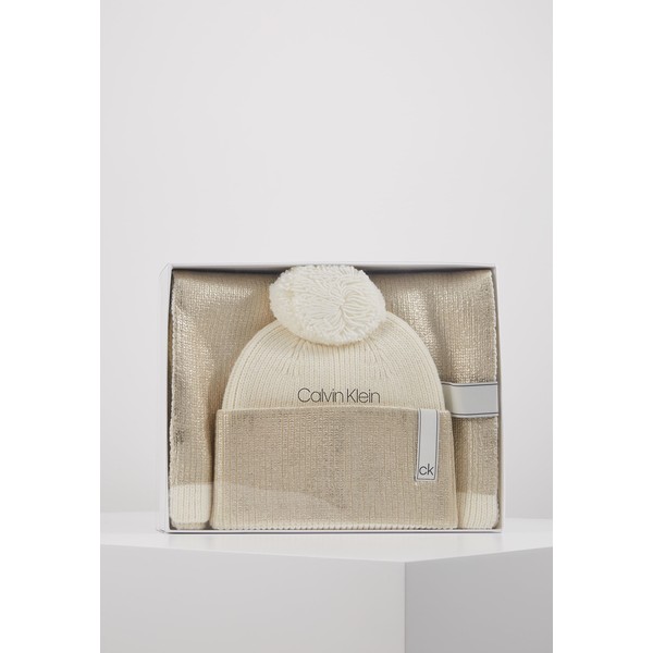 Calvin Klein LAMINA GIFTBOX SCARF BEANIE SET Szal white 6CA51B01G