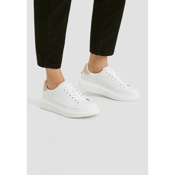 PULL&BEAR WEISSE SNEAKER MIT PLATEAUSOHLE 11210540 Sneakersy niskie white PUC11A09N