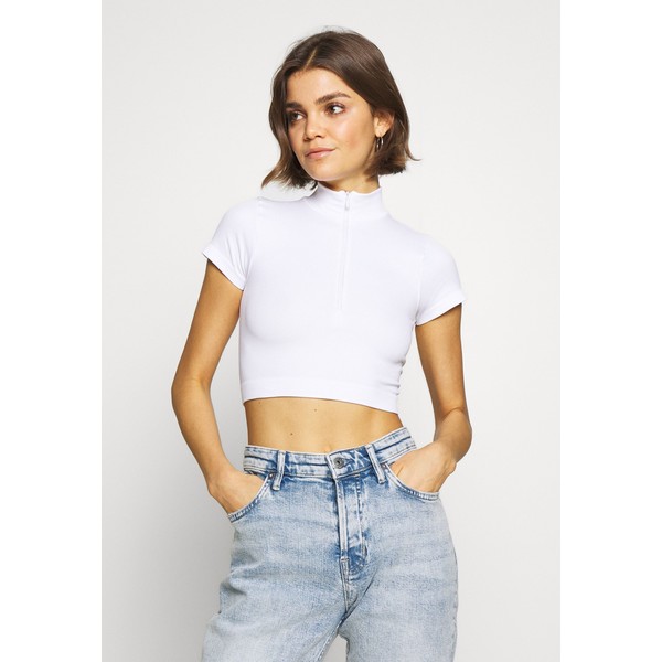 BDG Urban Outfitters SHORT SLEEVE FUNNEL NECK ZIP TOP T-shirt z nadrukiem white QX721D01F